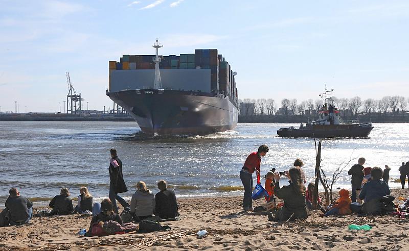 429_1604 Menschen am Strand vor der Strandperle - Containerschiff mit Schlepper. | Oevelgoenne + Elbstrand.